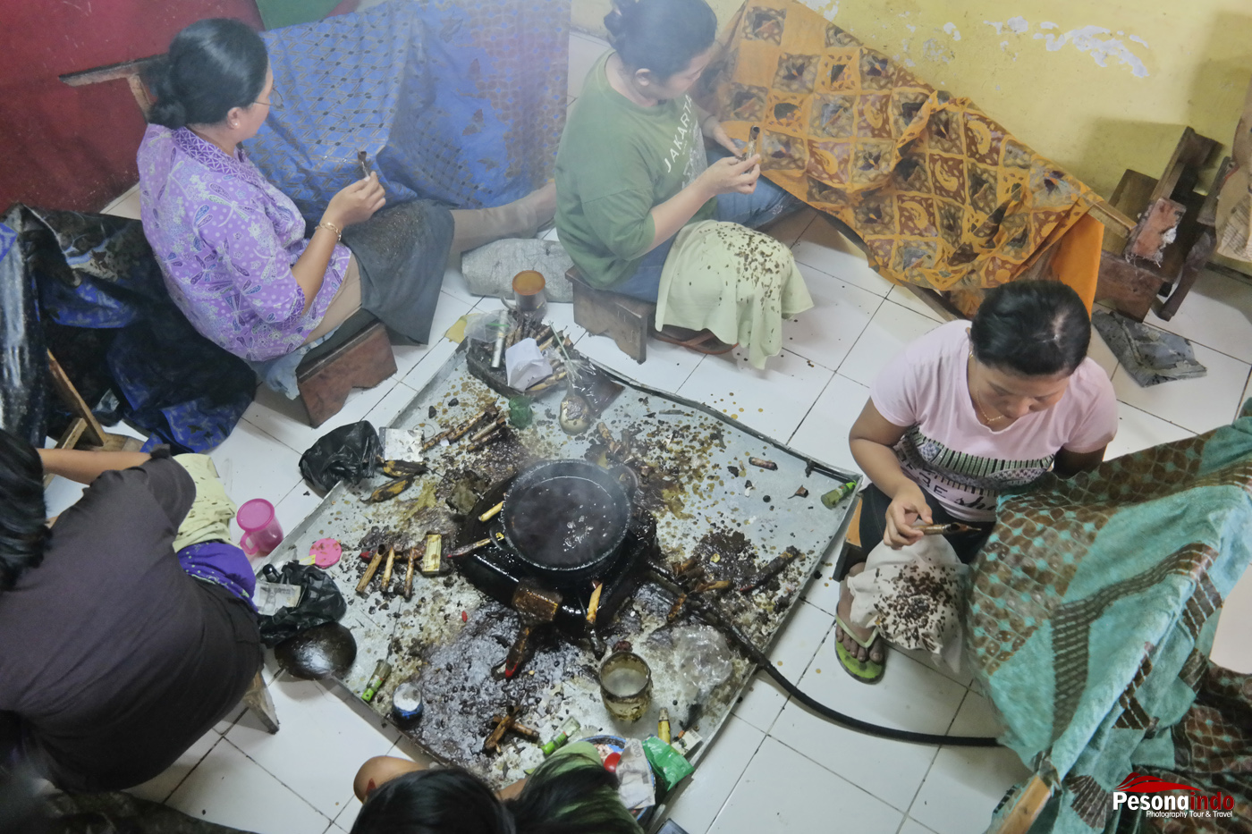 Pengrajin Batik Solo | Pesona Indonesia